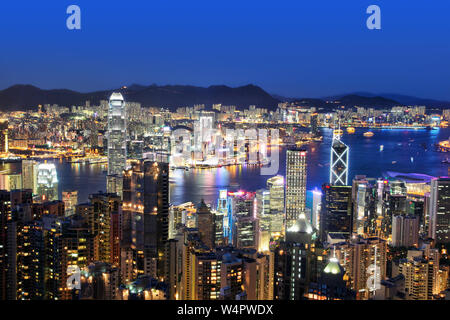 Sunset blue ora su Victoria Harbour a Hong Kong come visualizzato in cima Victoria Peak Foto Stock