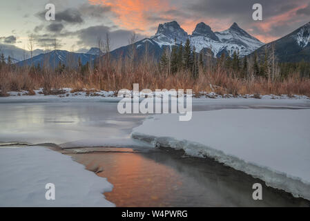 Inverno mattina a tre sorelle montagna a Canmore, Alberta, Canada Foto Stock