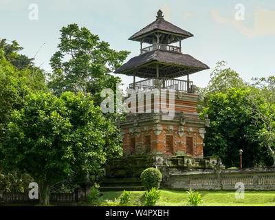 Due torre a più livelli all'interno della pura Taman Ayun tempio complesso sull'isola di Bali Foto Stock