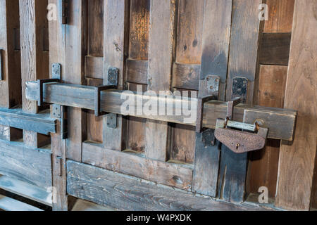 Vecchia Prigione bloccato tasto di legno di legno, il dispositivo di bloccaggio del portellone Foto Stock