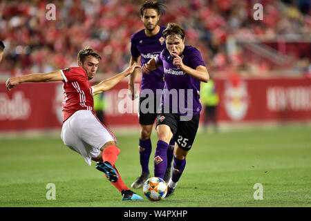 Luglio 24, 2019, Harrison, New Jersey, Stati Uniti d'America: Fiorentina Attaccante FEDERICO CHIESA (25) e S.L. Benfica defender ÃLEX GRIMBALDO (3) in azione durante la International Champions Cup match in Red Bull Arena di Harrison New Jersey Benfica vince la Fiorentina 2 a1: Credito Brooks von Arx/ZUMA filo/Alamy Live News Foto Stock