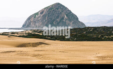 Un incredibile Morro Rock e dune di sabbia a Morro Bay, costa californiana Foto Stock