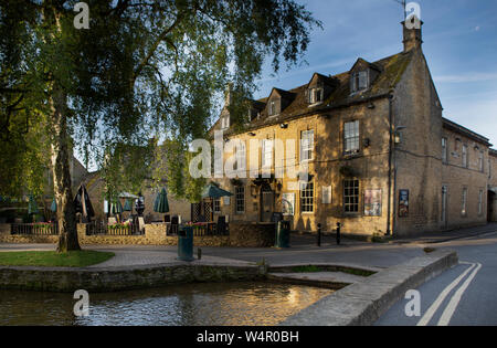 BOURTON-ON-the-Water Regno Unito - Luglio 21, 2019: vista di Bourton-on-the-acqua, un villaggio nel Cotswolds village of Gloucestershire Foto Stock