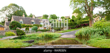 UPPER SLAUGHTER REGNO UNITO - Luglio 21, 2019: Veduta aerea della Ford presso il villaggio di macellazione superiore in Cotswolds, Upper Slaughter, Glocestershire, Engla Foto Stock