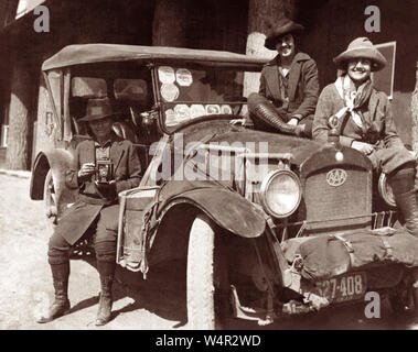 Autore e fotografo Maria Crehore Bedell (1870 - 1936) con i compagni di viaggio al Parco Nazionale di Yellowstone nel 1922. Il loro veicolo porta un certo numero di park adesivi sul parabrezza lungo con un motore AAA Club emblema sulla griglia. Bedell scrisse il libro, 'Moderne Zingari: la storia di un dodici mila motore miglio viaggio di campeggio che circonda gli Stati Uniti' che è stato pubblicato nel 1924. Foto Stock