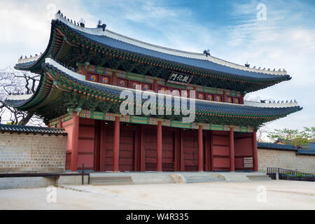 Donhwamun Gate è la principale porta d'ingresso del Palazzo di Changdeokgung, Seoul, Corea del Sud Foto Stock