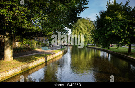 BOURTON-ON-the-Water Regno Unito - Luglio 21, 2019: vista di Bourton-on-the-acqua, un villaggio nel Cotswolds, Gloucestershire Foto Stock