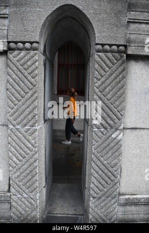 Luglio 24, 2019, Taipei, Taiwan: una signora cammina davanti al Land Bank Exhibition Hall di National Taiwan Museum di Taipei. Taipei è la capitale e una speciale comune di Taiwan. Situato nella parte nord dell isola di Taiwan. Secondo Wikipedia, la città è sede di una popolazione stimata di 2,704,810 persone. In Taipei si possono ancora vedere le vecchie strutture ed edifici, ma la città sembra essere inoltre di rendere molto rapidi progressi nella sua infrastruttura moderna. Fotografia scattata su Mercoledì, 24 luglio 2019. Foto di: Ramiro Agustin Vargas Tabares. (Credito Immagine: © Ramiro Agustin Vargas Tab Foto Stock