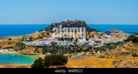 La storica città di Lindos e l'acropoli di Lindos nel bel cielo azzurro a Rodi, Grecia Foto Stock