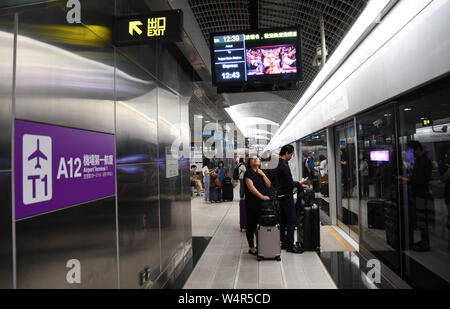 Luglio 24, 2019, Taipei, Taiwan: la gente aspetta su una piattaforma della metropolitana MRT system all'Aeroporto Internazionale Taoyuan di Taiwan si trova nel quartiere Dayuan Taoyuan città. Taipei è la capitale e una speciale comune di Taiwan. Situato nella parte nord dell isola di Taiwan. Secondo Wikipedia, la città è sede di una popolazione stimata di 2,704,810 persone. In Taipei si possono ancora vedere le vecchie strutture ed edifici, ma la città sembra essere inoltre di rendere molto rapidi progressi nella sua infrastruttura moderna. Fotografia scattata su Mercoledì, 24 luglio 2019. Foto di: Ramiro Agustin Vargas Tabares. C Foto Stock