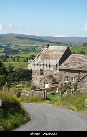 Remote cottage in pietra sopra Westgate village, in Weardale, Co. Durham, England, Regno Unito Foto Stock