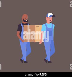 Due corrieri in uniforme che porta una scatola di cartone pacchetto mail servizio di consegna express concetto mix gara lavoratori tenendo piatto di pacchi a piena lunghezza Illustrazione Vettoriale