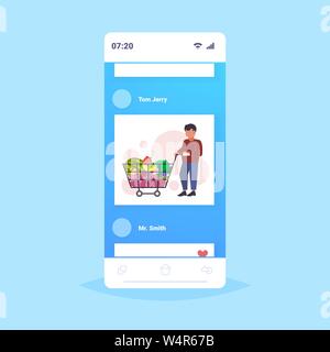 L'uomo il negozio di drogheria cliente spingendo carrello della spesa con generi alimentari di frutta e verdura shopper acquistando prodotti shopping concetto lo schermo dello smartphone mobile Illustrazione Vettoriale