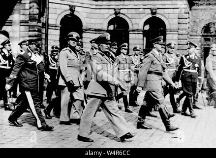 PA NEWS FOTO datata 1939 di (da sinistra) Hermann Goering, Conte Ciano, Benito Mussolini, Adolf Hitler e Heinrich Himmler (in SS uniforme). I membri di organizzazioni nazista salito più in alto nella scala sociale rispetto ai non membri durante il Terzo Reich, i ricercatori hanno detto. Foto Stock