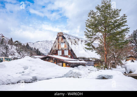 Neve scenario del villaggio di Shirakawa, Gifu, Giappone Foto Stock