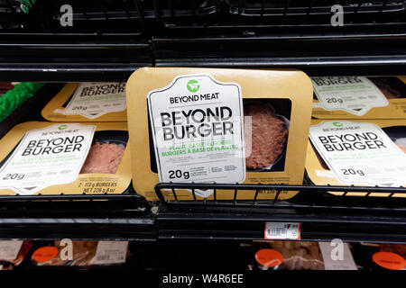 Pacchetto di al di là di carne a base di vegetali oltre gli hamburger in vendita in un negozio di alimentari in Vancouver, BC, Canada Foto Stock