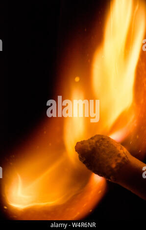 Accensione di fiammiferi con fiamme su sfondo scuro, vita ferma Foto Stock