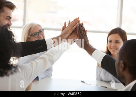 Diversi team di dipendenti dando alta cinque all incontro chiudere fino Foto Stock