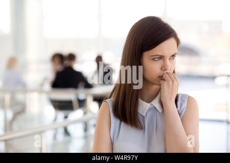 Considerato dipendente di sesso femminile cercando in distanza, pensando di lavorare Foto Stock