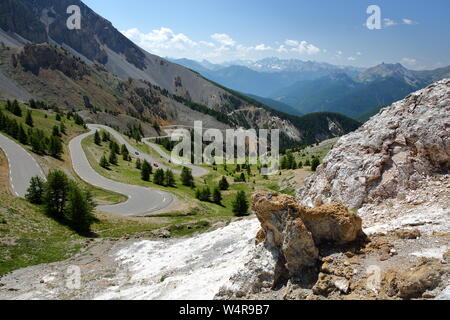 Il lato meridionale di Izoard pass con la strada tortuosa e il drammatico paesaggio chiamato Casse deserte, Queyras Parco Naturale Alpi del Sud, Francia Foto Stock