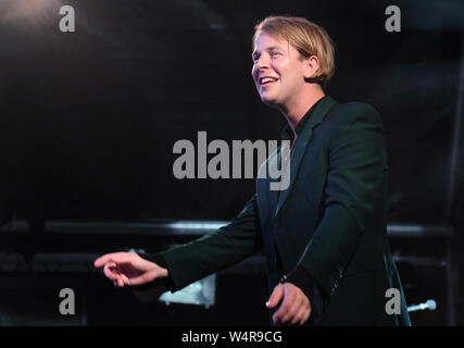 Tom Odell effettuando al Larmer Tree Festival, UK. Luglio 21, 2019 Foto Stock