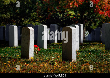 Un lone bouquet di fiori su una tomba in un cimitero nazionale in Virginia. Foto Stock