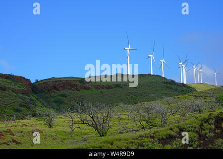 Fila di potenza elettrica mulini a vento sulla cresta Kealaloloa oltre Maalaea in Maui, Hawaii Foto Stock