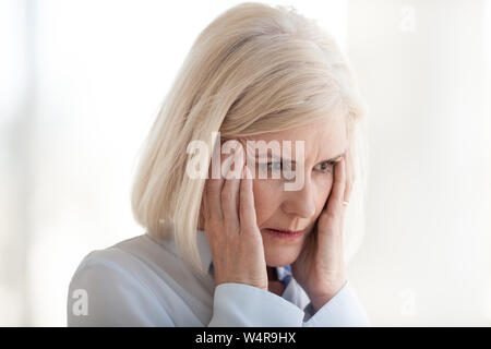 Coppia frustrato imprenditrice che soffrono di mal di testa da vicino Foto Stock