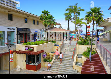 MAUI, HI -6 APR 2018- Vista dei Whalers Village, un punto di riferimento all'aperto centro commerciale su Kaanapali Beach sulla sponda occidentale dell'isola hawaiana di M Foto Stock