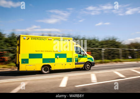 999 NHS emergenza North West ambulanza servizio campagna; veicolo in rotta per incidente nella rurale Blackpool, Lancashire, Regno Unito Foto Stock