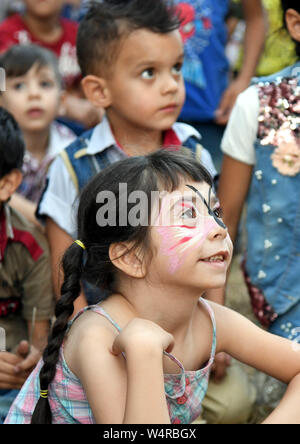 (190725) -- Damasco, luglio 25, 2019 (Xinhua) -- Un bambino reagisce ad una mostra durante un festival di intrattenimento denominato " ham (damasco) ci raduna' in Damasco, Siria, luglio 24, 2019. I mesi di durata del festival prevede esibizioni folcloristiche, giochi per bambini e degustazione del cibo tra le altre attività. (Foto di Ammar Safarjalani/Xinhua) Foto Stock