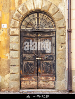 Vecchio vintage in legno porta di ingresso con peeling paint Foto Stock