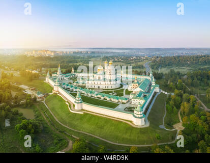 Vista aerea sulla nuova Gerusalemme monastero il sunrise in Istria, Oblast di Mosca, Russia Foto Stock