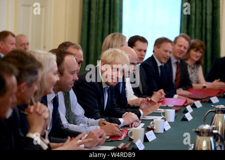 Il primo ministro Boris Johnson tiene la sua prima riunione di gabinetto a Downing Street a Londra. Foto Stock