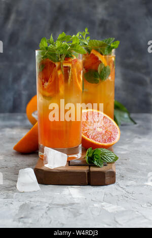 In casa bevanda rinfrescante con sanguinosa di succo d'arancia e menta vicino fino Foto Stock