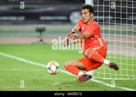 Gianluigi Buffon della Juventus F.C. restituisce un colpo all'Inter durante il 2019 International Champions Cup torneo di calcio in città di Nanjing East cinese della provincia di Jiangsu, 24 luglio 2019. La Juventus battere Arch Rivals Inter Milano attraverso un emozionante pena shootout per andare 5-4 sull'aggregato internazionale in Champions Cup qui il mercoledì dopo aver giocato fuori un pareggio nel tempo regolare. Foto Stock