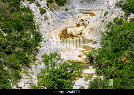 Il paesaggio di Galamus Gorges vicino a Saint-Paul-de-Fenouillet (sud della Francia), tra il "Pays Catalan" e "Pays Cathare area". Rocce calcaree a Foto Stock