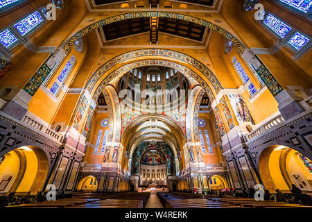 LISIEUX, Francia, 03 marzo 2014 : interni e dettagli architettonici di Sainte-Therese basilica, Marzo 03, 2014 a Lisieux, Normandia, Francia Foto Stock