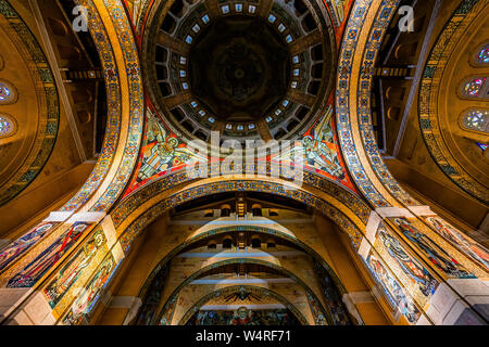 LISIEUX, Francia, 03 marzo 2014 : interni e dettagli architettonici di Sainte-Therese basilica, Marzo 03, 2014 a Lisieux, Normandia, Francia Foto Stock