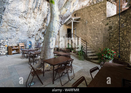 Troglodite eremo di Saint-Antoine in Galamus Gorges vicino a Saint-Paul-de-Fenouillet (sud della Francia), tra il "Pays Catalan" e "Paga Cath Foto Stock