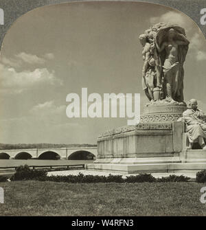 L'Arlington Memorial Bridge nel 1935. L'Arlington Memorial Bridge è una muratura neoclassico, di acciaio e di arco in pietra ponte con un bilico centrale (o ponte levatoio) che attraversa il fiume Potomac a Washington D.C., la capitale degli Stati Uniti. Proposta per la prima volta nel 1886, il ponte è andato unbuilt per decenni grazie alla querelle politico su se il ponte deve essere un memoriale e per chi o cosa. Foto Stock