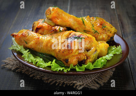 Pollo arrosto cosce di pollo disossate sulla piastra, vista ravvicinata Foto Stock