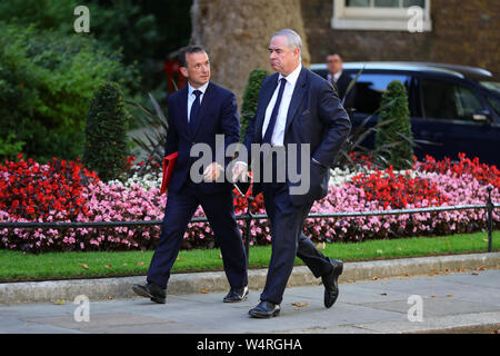 Segretario gallese Alun Cairns (sinistra) e Procuratore generale Geoffrey Cox arrivano a una riunione del gabinetto a 10 Downing Street, Londra. Foto Stock