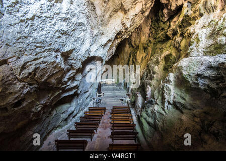 Troglodite eremo di Saint-Antoine in Galamus Gorges vicino a Saint-Paul-de-Fenouillet (sud della Francia), tra il "Pays Catalan" e "Paga Cath Foto Stock