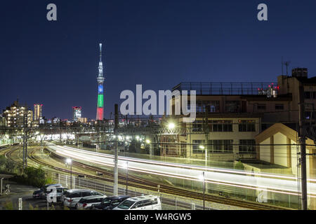 Illuminato Skytree Tokyo Tower di notte a Tokyo in Giappone Foto Stock