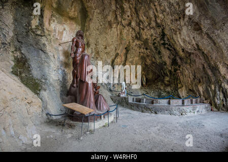 Troglodite eremo di Saint-Antoine in Galamus Gorges vicino a Saint-Paul-de-Fenouillet (sud della Francia), tra il "Pays Catalan" e "Paga Cath Foto Stock