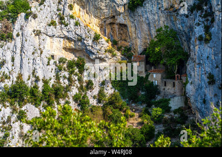 Troglodite eremo di Saint-Antoine in Galamus Gorges vicino a Saint-Paul-de-Fenouillet (sud della Francia), tra il "Pays Catalan" e "Paga Cath Foto Stock