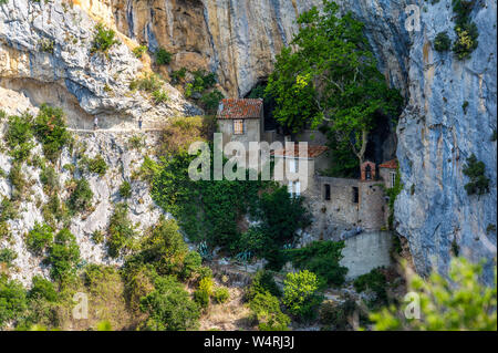 Troglodite eremo di Saint-Antoine in Galamus Gorges vicino a Saint-Paul-de-Fenouillet (sud della Francia), tra il "Pays Catalan" e "Paga Cath Foto Stock