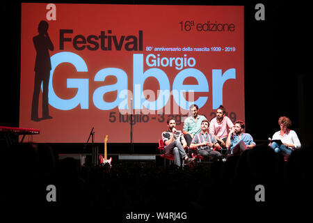 Camaiore, Italia. Il 24 luglio, 2019. La band italiana EX-OTAGO sul palco del festival gaber a Camaiore. Credito: Stefano Dalle Luche/Pacific Press/Alamy Live News Foto Stock