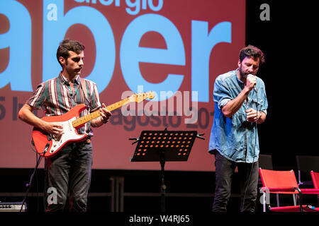 Camaiore, Italia. Il 24 luglio, 2019. La band italiana EX-OTAGO sul palco del festival gaber a Camaiore. Credito: Stefano Dalle Luche/Pacific Press/Alamy Live News Foto Stock